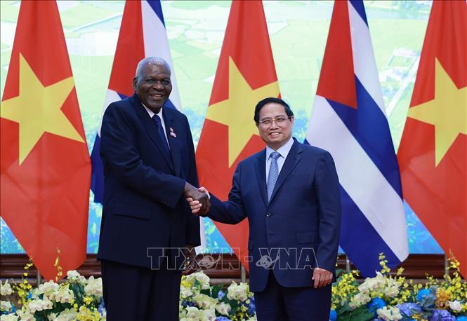 Thủ tướng Phạm Minh Chính và Chủ tịch Quốc hội Cuba Esteban Lazo Hernández. Ảnh: Dương Giang - TTXVN  
