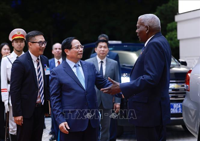 Thủ tướng Phạm Minh Chính đón Chủ tịch Quốc hội Cuba Esteban Lazo Hernández. Ảnh: Dương Giang-TTXVN  
