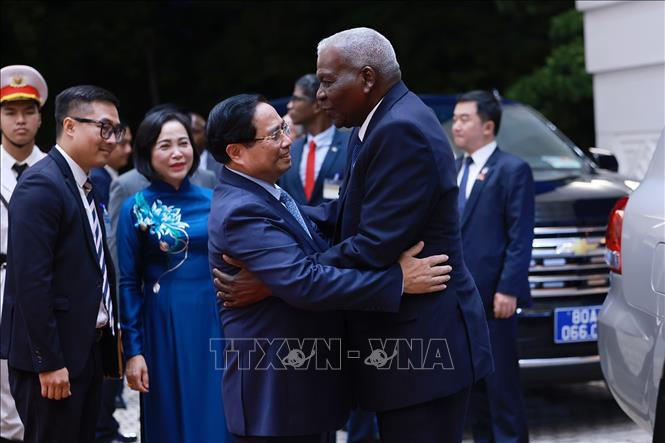 Thủ tướng Phạm Minh Chính đón Chủ tịch Quốc hội Cuba Esteban Lazo Hernández. Ảnh: Dương Giang-TTXVN  
