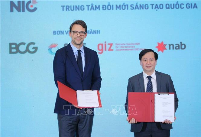 Lễ trao thoả thuận triển khai dự án “Năng lượng sạch, chi phí hợp lý và an ninh năng lượng cho các quốc gia Đông Nam Á thực hiện tại Việt Nam (CASE Việt Nam)”giữa Cục Đổi mới sáng tạo (Bộ Khoa học Công nghệ) và Tổ chức Hợp tác Quốc tế Đức (GIZ). Ảnh: Hoàng Hiếu - TTXVN