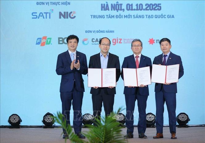 Lễ trao biên bản thoả thuận hợp tác giữa Cục Đổi mới sáng tạo (Bộ Khoa học Công nghệ) với Tập đoàn Konica Minolta (Nhật Bản) và Công ty TNHH FPT Software Japan. Ảnh: Hoàng Hiếu - TTXVN