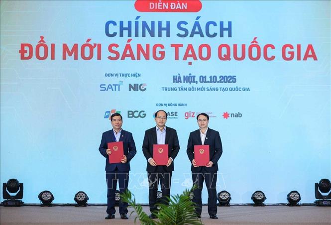 Lễ trao biên bản thoả thuận hợp tác giữa Cục Đổi mới sáng tạo (Bộ Khoa học Công nghệ) với Sở Khoa học và Công nghệ tỉnh Bắc Ninh và Sở Khoa học và Công nghệ tỉnh Gia Lai. Ảnh: Hoàng Hiếu - TTXVN