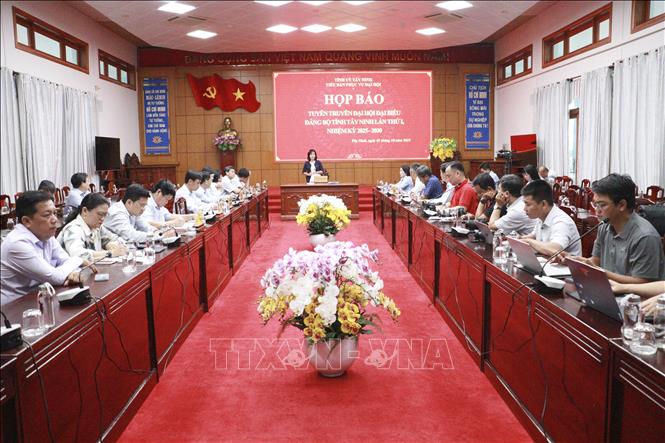 Quang cảnh họp báo, thông tin về công tác chuẩn bị Đại hội đại biểu Đảng bộ tỉnh lần thứ nhất, nhiệm kỳ 2025 - 2030. Ảnh: Thanh Bình - TTXVN