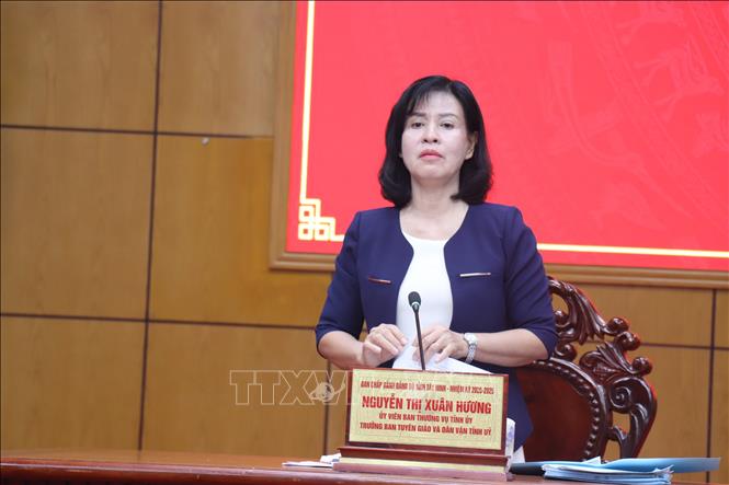 Bà Nguyễn Thị Xuân Hương -Trưởng Ban Tuyên giáo và Dân vận Tỉnh ủy Tây Ninh, phát biểu tại buổi họp báo, thông tin công tác chuẩn bị Đại hội. Ảnh: Thanh Bình - TTXVN