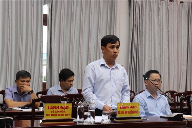 Đại diện lãnh đạo Sở Khoa học - Công nghệ tỉnh Tây Ninh thông tin về sử dụng công nghệ mới tại Đại hội. Ảnh: Thanh Bình - TTXVN