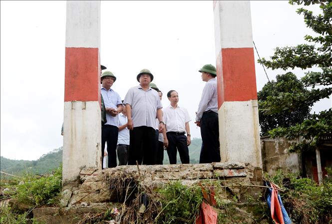 Chủ tịch UBND tỉnh Phú Thọ Trần Duy Đông kiểm tra thực tế cây cầu sắt đang phục vụ việc đi lại của 3 xóm Đống Cả, Xóm Dụ, Xóm Ai Mười bị cuốn trôi ở xã Xuân Đài. Ảnh: Tạ Toàn - TTXVN