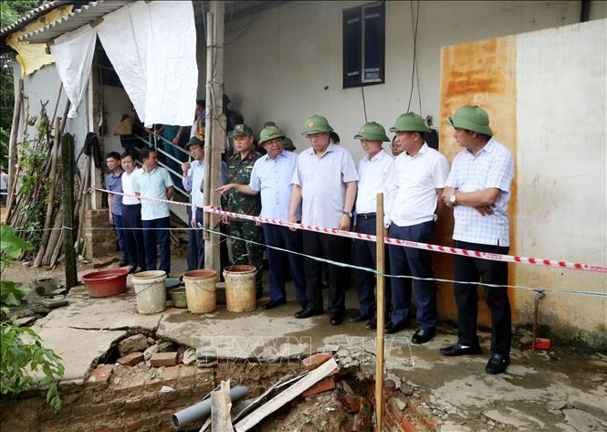 Chủ tịch UBND tỉnh Phú Thọ Trần Duy Đông kiểm tra thực tế điểm sạt lở, ngập lụt ven Sông Lô tại gia đình nhà ông Nguyễn Văn Thảo, khu 10, xã Dân Chủ. Ảnh: Tạ Toàn - TTXVN