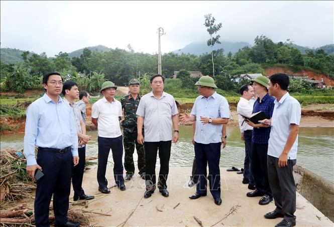 Chủ tịch UBND tỉnh Trần Duy Đông kiểm tra thực tế tại ngầm tràn ở khu tái định cư xóm Nhàng, xã Xuân Đài. Ảnh: Tạ Toàn – TTXVN