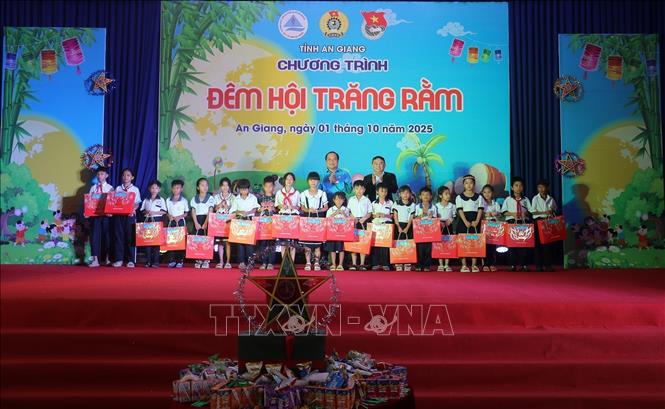 Lãnh đạo Liên đoàn lao động tỉnh tặng quà Trung thu cho thiếu nhi. Ảnh: Lê Huy Hải - TTXVN