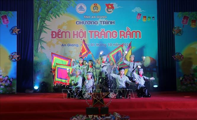 Biểu diễn văn nghệ trong “Đêm hội trăng rằm”. Ảnh: Lê Huy Hải - TTXVN