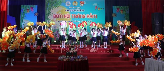 Biểu diễn văn nghệ trong “Đêm hội trăng rằm”. Ảnh: Lê Huy Hải - TTXVN