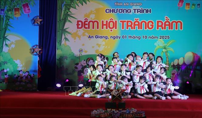 Biểu diễn văn nghệ trong “Đêm hội trăng rằm”. Ảnh: Lê Huy Hải - TTXVN