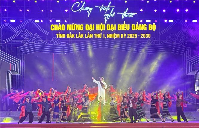 Một tiết mục văn nghệ ca ngợi Bác Hồ vĩ đại. Ảnh: Tường Quân - TTXVN