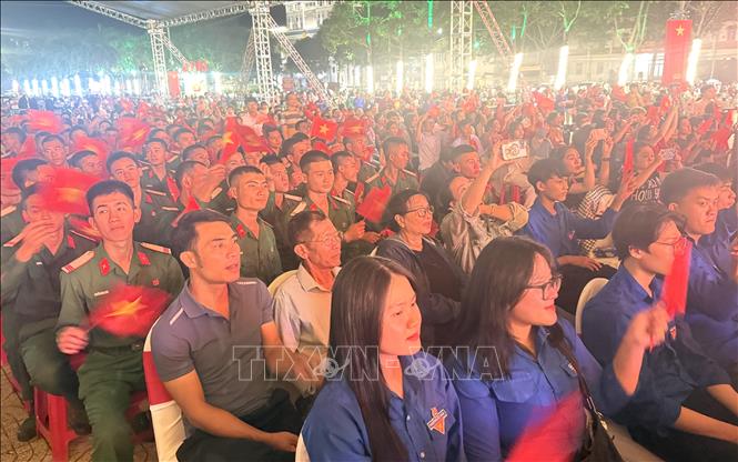 Đông đảo cán bộ, chiến sỹ và nhân dân đến thưởng thức văn nghệ. Ảnh: Tường Quân - TTXVN