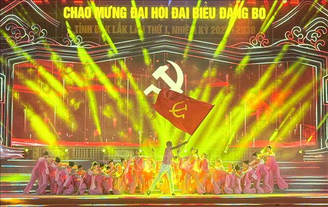 Một tiết mục văn nghệ đặc sắc ca ngợi Đảng quang vinh. Ảnh: Tường Quân - TTXVN