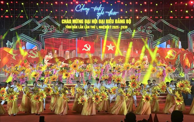 Tiết mục văn nghệ đặc sắc tại Quảng trường 10 tháng 3 (phường Buôn Ma Thuột). Ảnh: Tường Quân - TTXVN