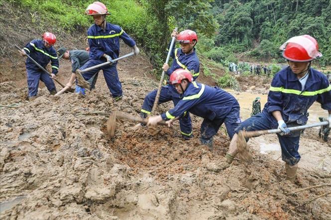 Chiến sĩ Cảnh sát PCCC và cứu nạn, cứu hộ khẩn trương tìm kiếm nạn nhân mất tích do lũ quét, sạt lở đất tại bản Háng Pu Xi, xã Xa Dung (Điện Biên), ngày 2/8/2025. Ảnh: Xuân Tư - TTXVN