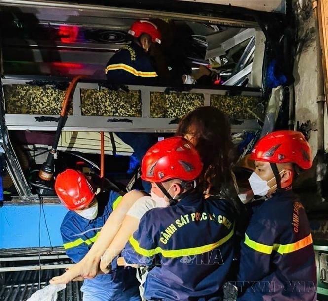 Lực lượng Cảnh sát PCCC&CNCH triển khai các phương án giải cứu nạn nhân mắc kẹt trong vụ tai nạn giữa xe khách và xe container khiến 7 người bị thương trên tuyến cao tốc Mai Sơn - Quốc lộ 45 (đoạn qua xã Thiệu Hợp, huyện Thiệu Hóa). Ảnh: TTXVN phát