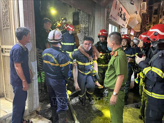 Lực lượng cảnh sát PCCC Hà Nội cứu được 4 người thoát nạn trong vụ cháy nhà dân tại số 378 Phúc Tân, quận Hoàn Kiếm. Ảnh TTXVN phát