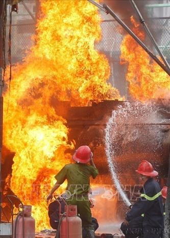 Lực lượng cảnh sát PCCC nỗ lực dập lửa tại vụ cháy lớn ở cây xăng số 2B Trần Hưng Đạo (Hà Nội). Ảnh: Doãn Tấn - TTXVN