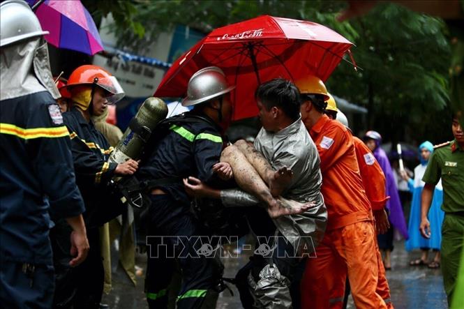 Lực lượng cứu hỏa đưa nạn nhân cuối cùng ra khỏi đám cháy tòa nhà 5 tầng ở số 8, ngõ 12, phố Núi Trúc, quận Ba Đình, Hà Nội. Ảnh: Dương Giang - TTXVN