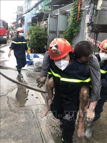 Lực lượng cảnh sát PCCC có mặt kịp thời để giải cứu 3 người trong vụ cháy lớn tại nhà dân ở địa chỉ số 34 đường số 14A, phường Bình Hưng Hòa A, quận Bình Tân (TP. Hồ Chí Minh). Ảnh: TTXVN phát.