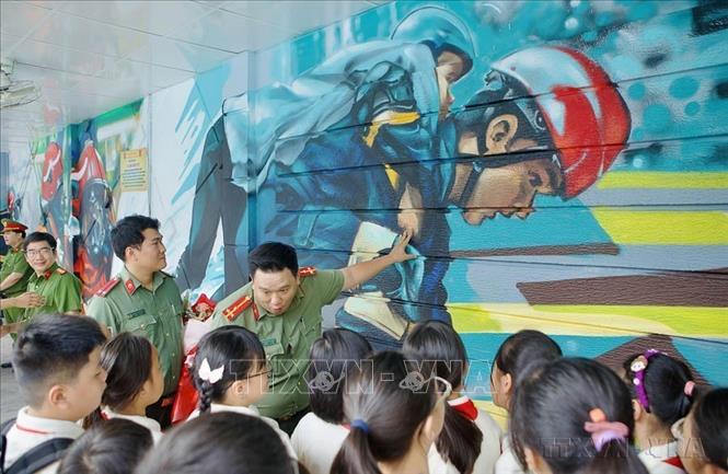 Học sinh tham quan bức bích họa 