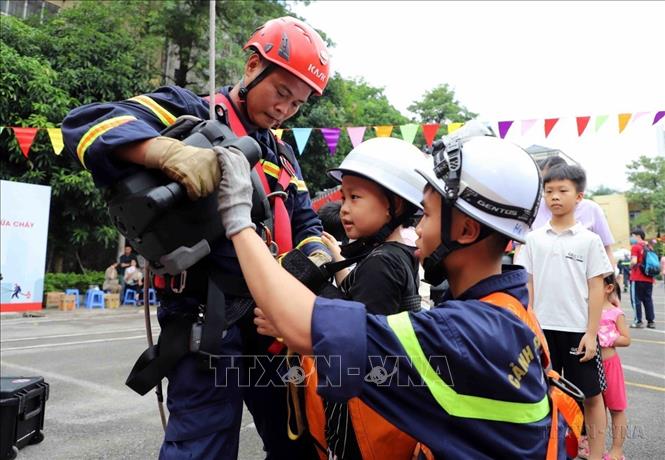 Thiếu nhi thủ đô hào hứng khi được trải nghiệm, tìm hiểu về các trang thiết bị, phương tiện chữa cháy và cứu nạn, cứu hộ của lực lượng Cảnh sát PCCC và CNCH (Hà Nội, 2023). Ảnh: Phạm Kiên - TTXVN