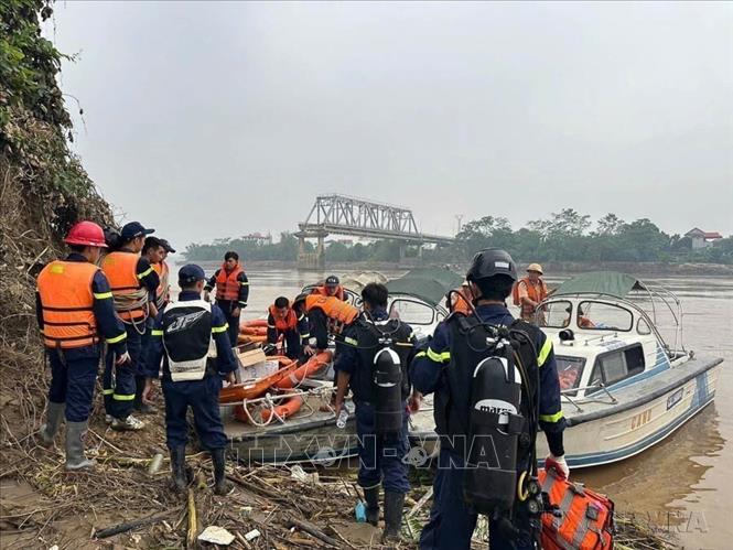 Phòng Cảnh sát Phòng cháy chữa cháy và cứu nạn cứu hộ (Công an tỉnh Phú Thọ) huy động cán bộ, chiến sĩ được trang bị thiết bị lặn chuyên dụng để tiếp cận hiện trường vụ sập cầu Phong Châu. Ảnh: TTXVN phát
