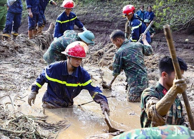 Chiến sĩ cảnh sát PCCC&CNCH nỗ lực tìm kiếm nạn nhân mất tích do lũ quét, sạt lở ở bản Háng Pu Xi, xã Xa Dung (Điện Biên), ngày  02/08/2025. Ảnh: Xuân Tư - TTXVN