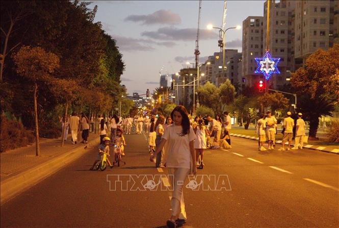 Từ tối mùng 1 tới đêm 2/10, các con đường thường ngày đông đúc trở nên vắng lặng, nhường chỗ cho hàng nghìn người – đặc biệt là trẻ em – đi xe đạp hoặc đi bộ trong không gian yên bình hiếm có. Ảnh: Thanh Bình - PV TTXVN tại Tel Aviv