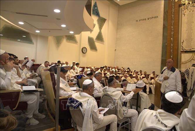 Người Do Thái dành phần lớn thời gian trong nhà hội (synagogue) để cầu nguyện và sám hối trong ngày Yom Kippur. Ảnh: Thanh Bình - PV TTXVN tại Tel Aviv