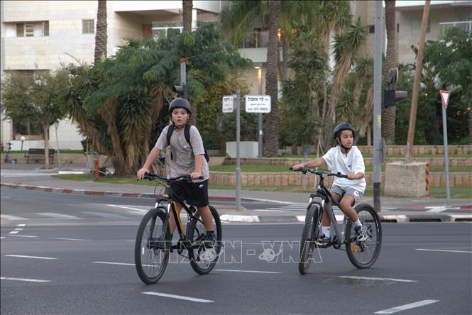 Từ tối mùng 1 tới đêm 2/10, các con đường thường ngày đông đúc trở nên vắng lặng, nhường chỗ cho hàng nghìn người – đặc biệt là trẻ em – đi xe đạp hoặc đi bộ trong không gian yên bình hiếm có. Ảnh: Thanh Bình - PV TTXVN tại Tel Aviv