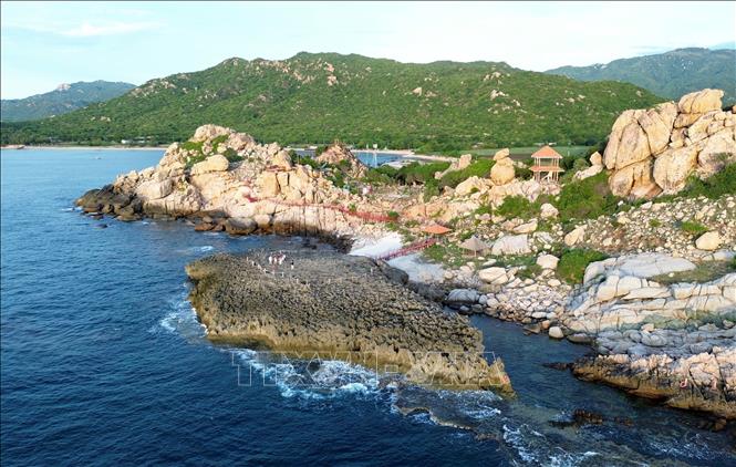 Natural gem of Hang Rai in Vinh Hy Bay, Khanh Hoa province. VNA Photo: Nguyễn Thành
