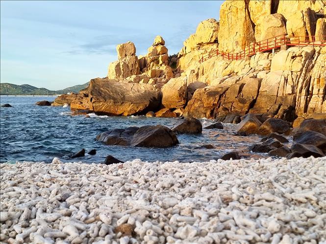 Hang Rai is a blend of rock, water, wind and light, an attractive destination for tourists. VNA Photo: Nguyễn Thành