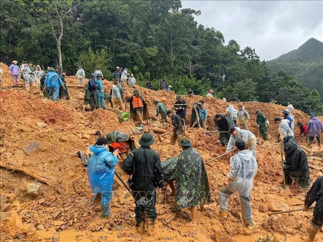 Seeking for 4 missing victims of a landslide in Ma Lau A hamlet, Lung Cu commune, the northern province of Tuyen Quang. VNA Photo