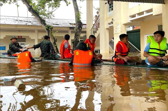 Soldiers evacuate students from an inundated school in the northern province of Tuyen Quang. VNA/Photo by courtesy