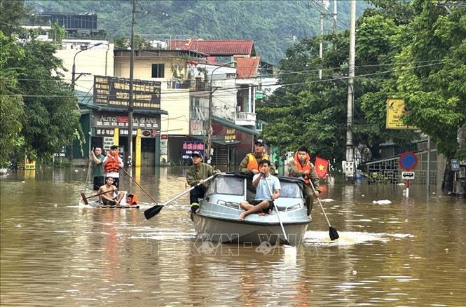 Soldiers evacuate local people from inundated areas in the northern province of Tuyen Quang. VNA Photo 