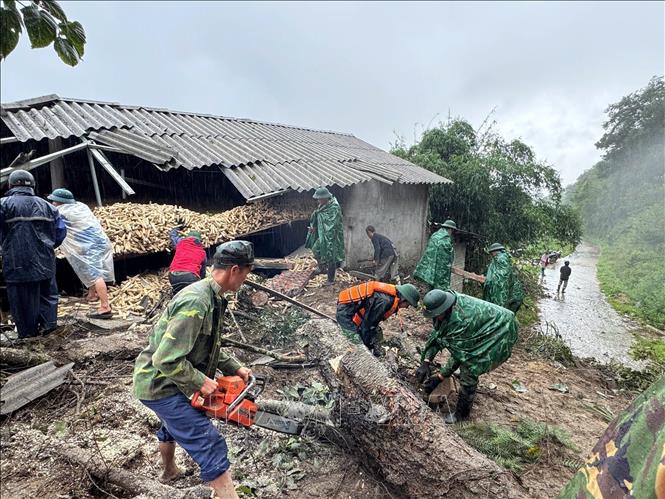 Soldiers assist local people to overcome the aftermaths caused by the typhoon in Lung Cu commune, the northern province of Tuyen Quang. VNA Photo 