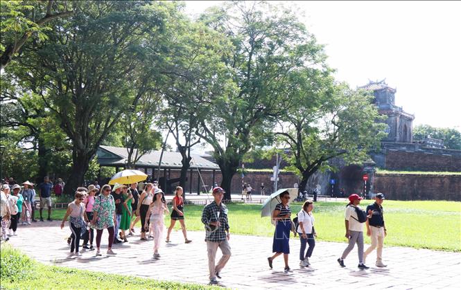 Du khách tham quan Kinh thành Huế, thành phố Huế. Ảnh: Nguyên Lý - TTXVN