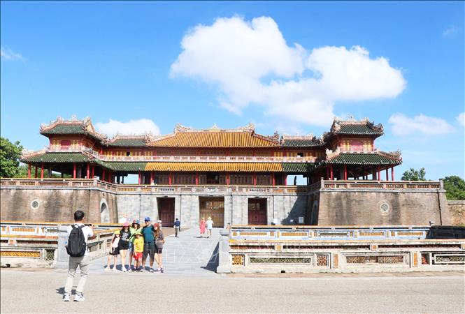 Du khách tham quan và chụp ảnh lưu niệm trước Ngọ Môn, Đại nội Huế, thành phố Huế. Ảnh: Nguyên Lý - TTXVN