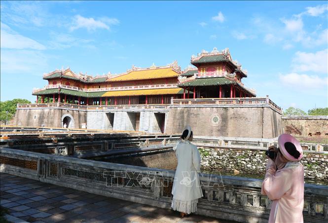 Du khách chụp ảnh trước Ngọ Môn, Đại nội Huế, thành phố Huế. Ảnh: Nguyên Lý - TTXVN