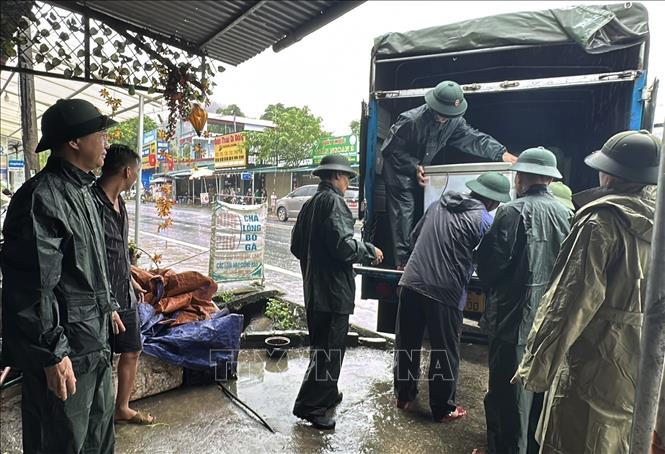 Soldiers assist local people to overcome the aftermaths caused by the typhoon in Thanh Thuy commune, the northern province of Tuyen Quang. VNA/Photo by courtesy