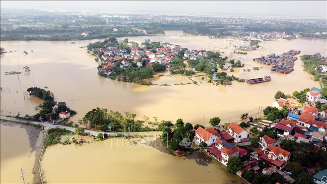 Hàng trăm hộ dân ở khu Phú Hậu, xã Sơn Đông bị cô lập hoàn toàn. Ảnh: Tạ Toàn – TTXVN