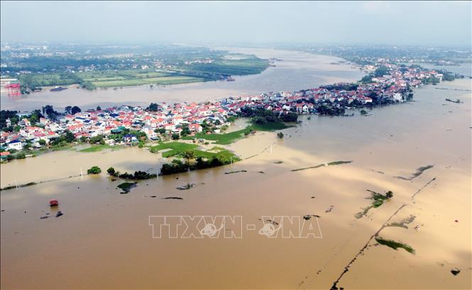 Người dân khu Phú Hậu, xã Sơn Đông, tỉnh Phú Thọ cho biết, nước lên rất nhanh vào đêm 1/10, đến 8 giờ sáng 2/10 nước đã có dấu hiệu rút dần nhưng rất chậm. Ảnh: Tạ Toàn – TTXVN