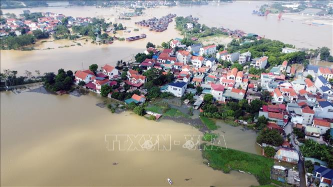 Hàng trăm hộ dân ở khu Phú Hậu, xã Sơn Đông bị cô lập hoàn toàn. Ảnh: Tạ Toàn – TTXVN