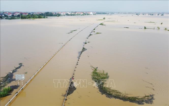 Toàn bộ hệ thống giao thông từ cầu Phú Hậu, xã xã Sơn Đông, tỉnh Phú Thọ đi nút IC6 cao tốc Hà Nội – Lào Cai đã bị tê liệt hoàn toàn. Ảnh: Tạ Toàn – TTXVN