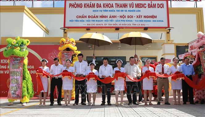 Các đại biểu cắt băng khánh thành. Ảnh: Chanh Đa-TTXVN