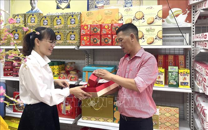 Bộ sản phẩm bánh Trung thu ở phân khúc tầm trung đắt khách. Ảnh: Hương Giang - TTXVN