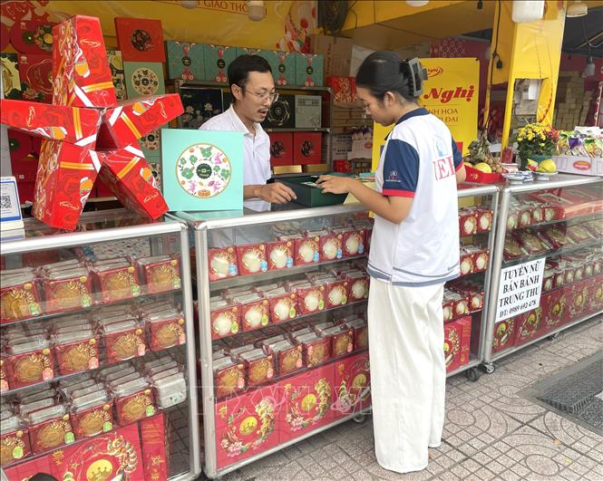 Theo các doanh nghiệp, sức mua khoảng 2 tuần cận Tết Trung thu  chiếm 50% tổng sức mua toàn vụ. Ảnh: Hương Giang - TTXVN